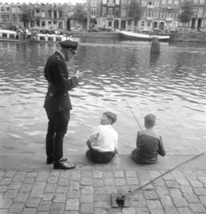 Amsterdamse jongens die niet op de opening van het visseizoen 1 juni as kunnen w, Bestanddeelnr 909-5824