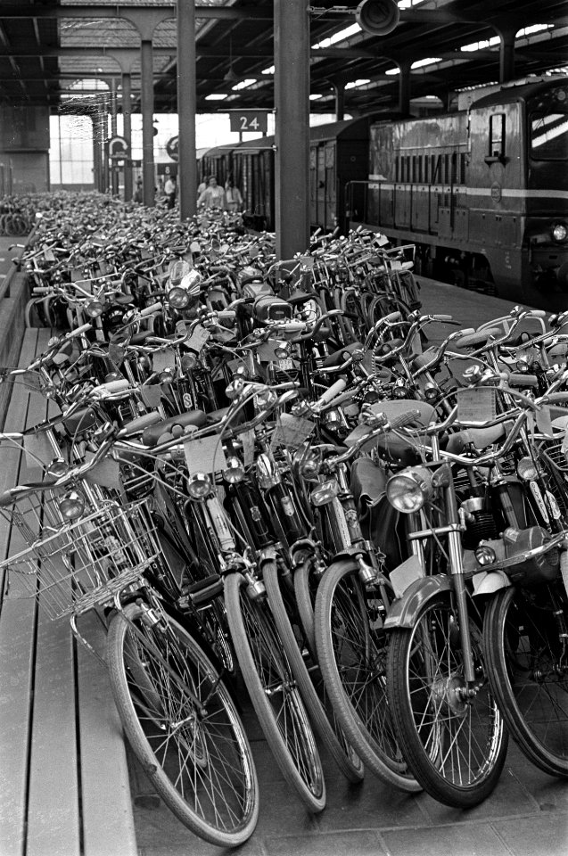 Amstelstation vol met fietsen, Bestanddeelnr 920-5053