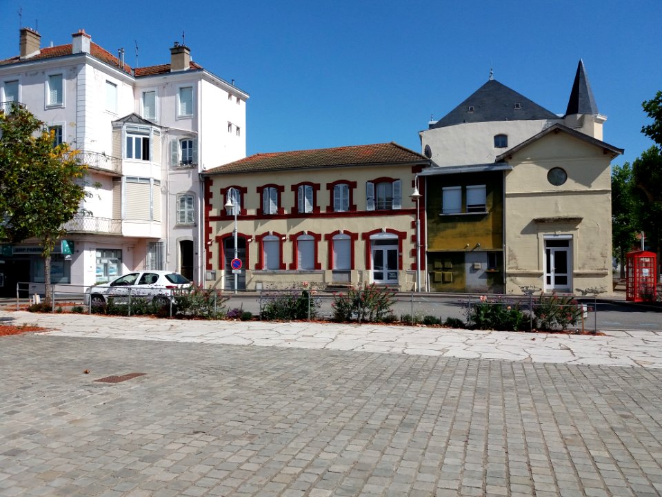 Amplepuis - Place de l'Hôtel de Ville - Bâtiments à l'ouest