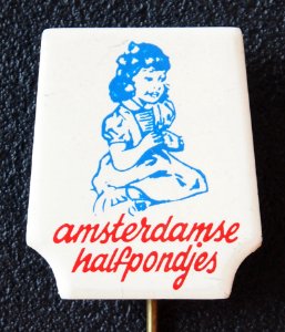 Amsterdamse halfpondjes, meisje, reclame speldje