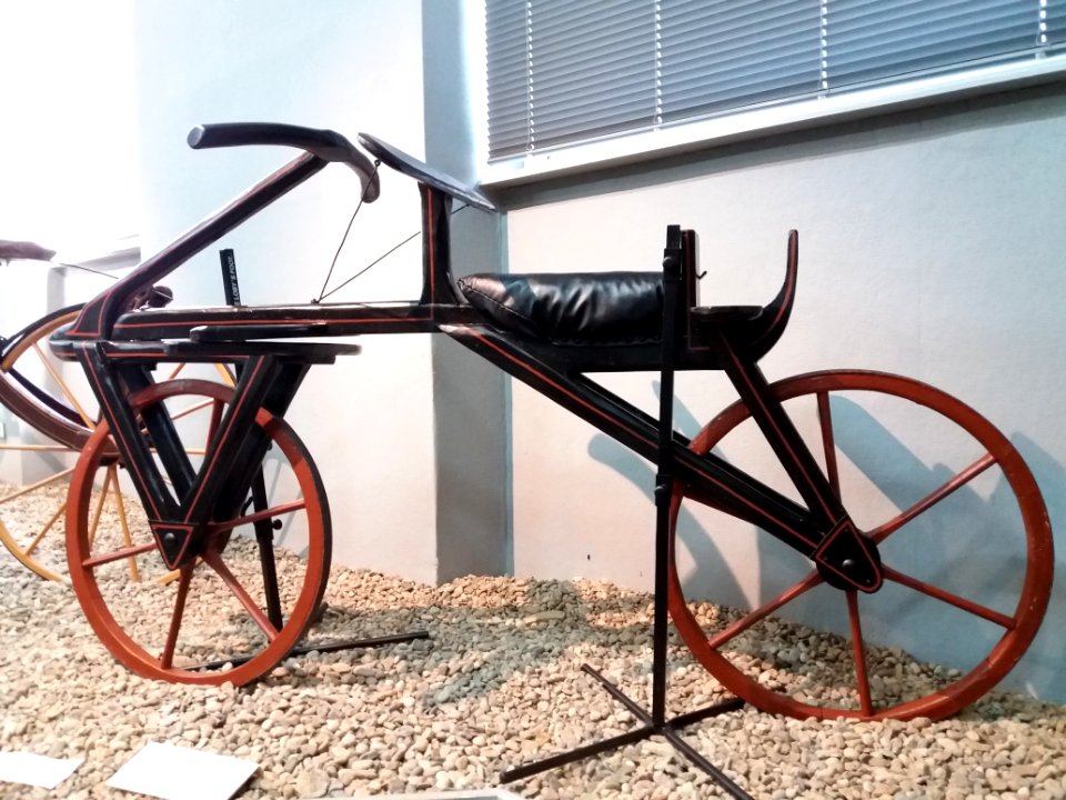 Amplepuis - Musée Barthélemy Thimonnier - Salle des cycles - Draisienne, 1818 (copie)