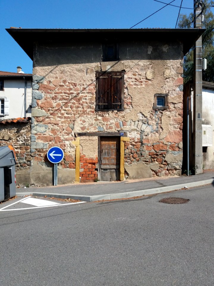 Amplepuis - Place d'Armes - Maison au numéro 27 de la rue Thimonnier