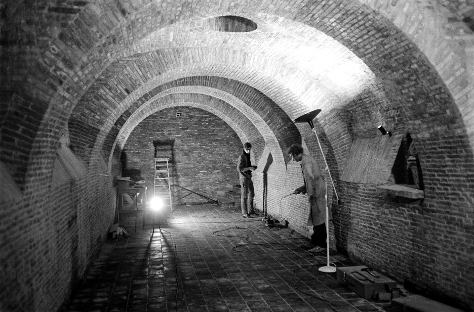 Amsterdams Historisch Museum bijna gereed. Gang met gewelven onder het gebouw, Bestanddeelnr 922-9600