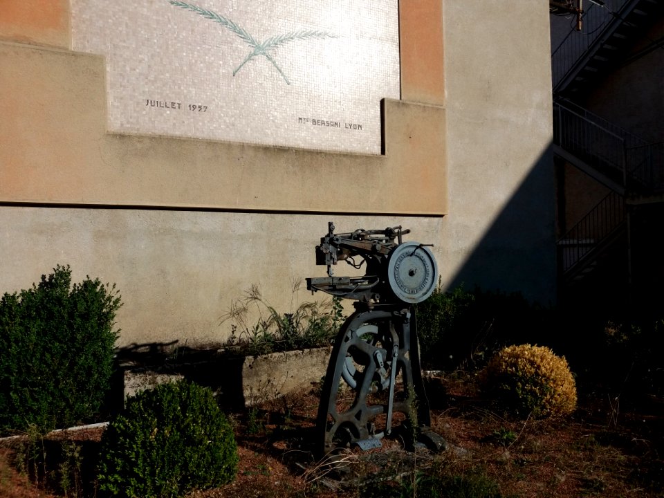 Amplepuis - Maison de Barthélemy Thimonnier - Sculpture machine à coudre