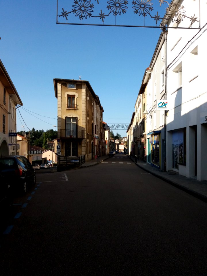 Amplepuis - Rue du 8 Mai 1945 - Vers le nord, depuis l'église Saint Pothin