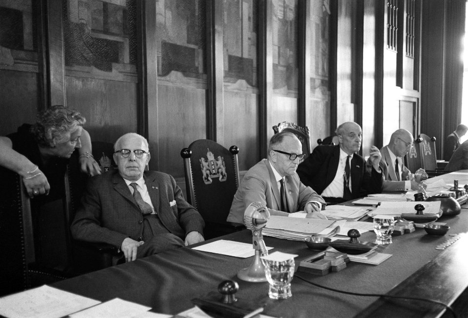 Amsterdamse gemeenteraad bijeen voor Nederlands Ballet De wethouders, Bestanddeelnr 912-8805