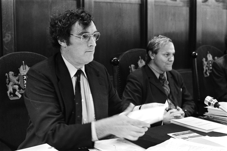 Amsterdamse gemeenteraad, links wethouder Goekoop, rechts wethouder De Cloe, Bestanddeelnr 928-5738