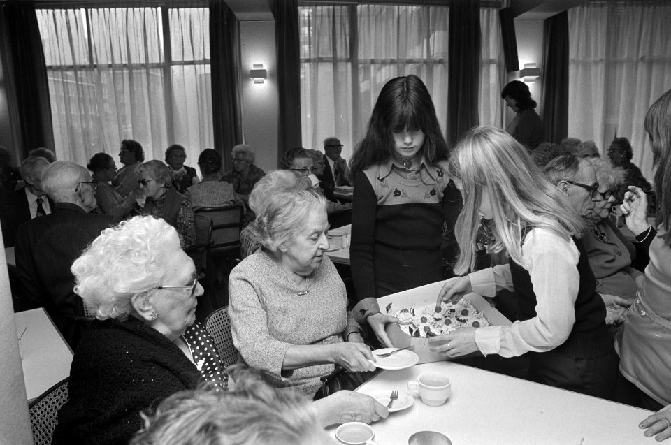 Amsterdamse bejaarden krijgen Amsterdam-700 feestgebakjes van scholieren, Bestanddeelnr 928-2501