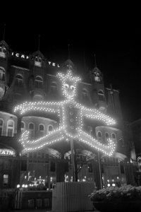Amsterdamse binnenstad verlicht. Americain hotel aan het Leidseplein, Bestanddeelnr 921-8571