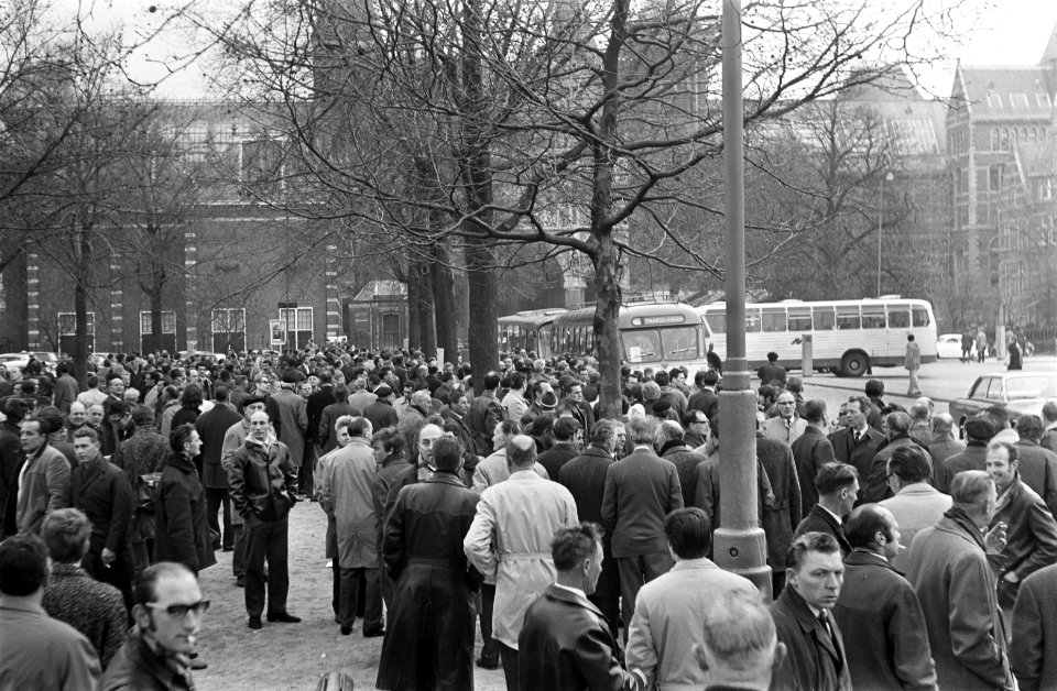 Amsterdamse bouwvakkers naar Den Haag om te demonstreren De bouwvakkers op Museu, Bestanddeelnr 921-2139