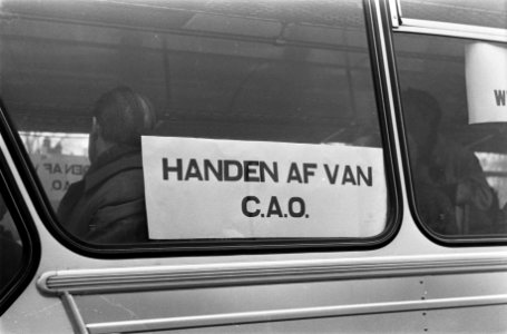 Amsterdamse bouwvakkers naar Den Haag om te demonstreren Ramen van bus volgeplak, Bestanddeelnr 921-2143