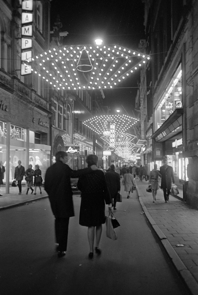 Amsterdamse binnenstad verlicht hier de Kalverstraat, Bestanddeelnr 921-8568