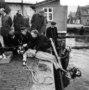 Amsterdamse brandweer presenteert duikploeg en geeft demonstratie van redding dr, Bestanddeelnr 926-7451