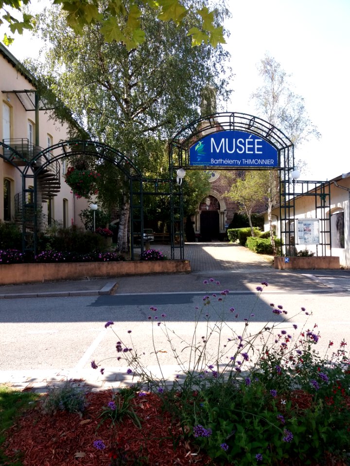 Amplepuis - Place de l'Hôtel de Ville - Entrée du musée Barthélemy Thimonnier