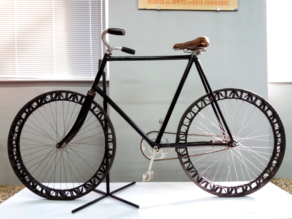 Amplepuis - Musée Barthélemy Thimonnier - Salle des cycles - Bicyclette avec roues et bandages ressorts, 1897