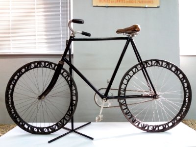 Amplepuis - Musée Barthélemy Thimonnier - Salle des cycles - Bicyclette avec roues et bandages ressorts, 1897