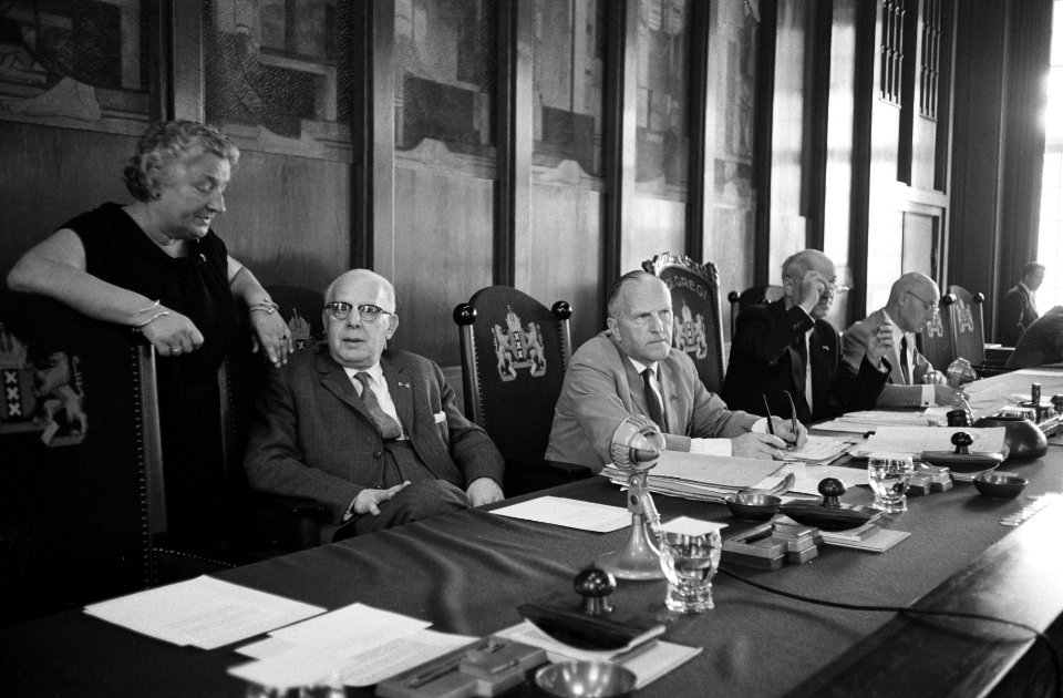 Amsterdamse gemeenteraad bijeen voor Nederlands Ballet De wethouders, Bestanddeelnr 912-8804