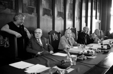 Amsterdamse gemeenteraad bijeen voor Nederlands Ballet De wethouders, Bestanddeelnr 912-8804