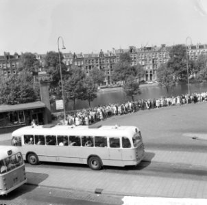 Amsterdammers wachten op bus naar Zandvoort op Elandsgracht, Bestanddeelnr 916-4939