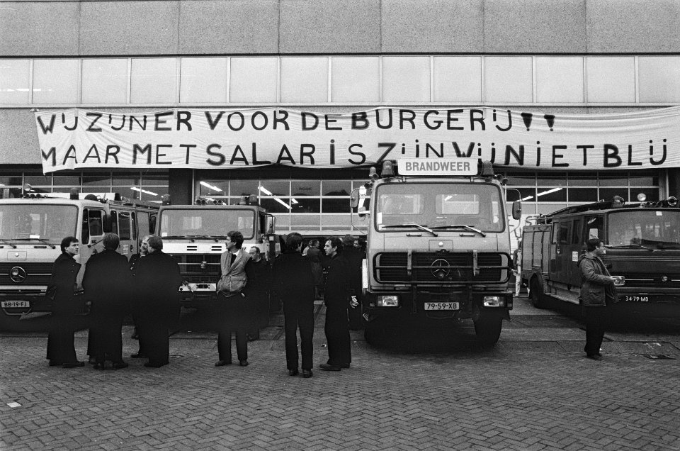 Amsterdamse brandweer houdt actie voor meer loon Kazerne De Eenhoorn bezet , Bestanddeelnr 933-4700