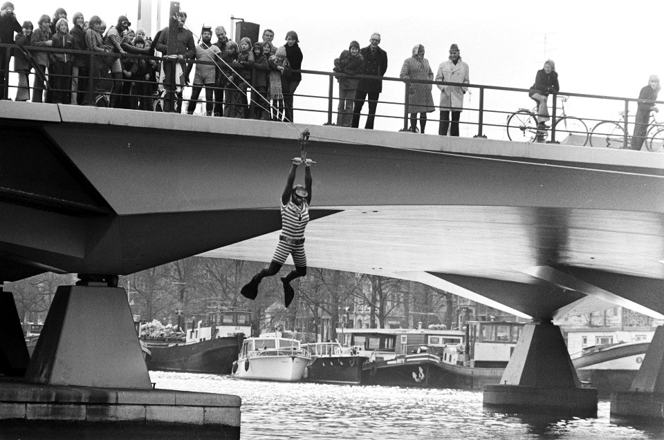 Amstelrally voor kikvorsmannen in Amsterdam kikvorsmannen in aktie, Bestanddeelnr 928-2609