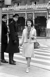 Amsterdams mannequin en fotomodel Brigitte van Kranenburg (met kranten) gaat rol, Bestanddeelnr 913-5563