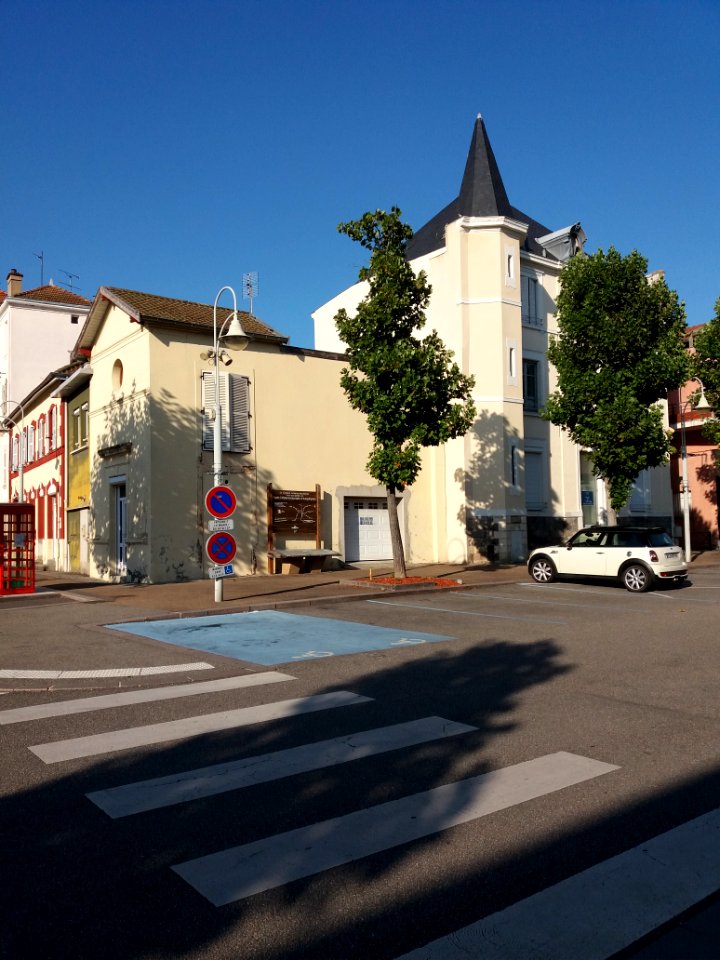Amplepuis - Place de l'Europe - Vue sur la Maison de l'Europe