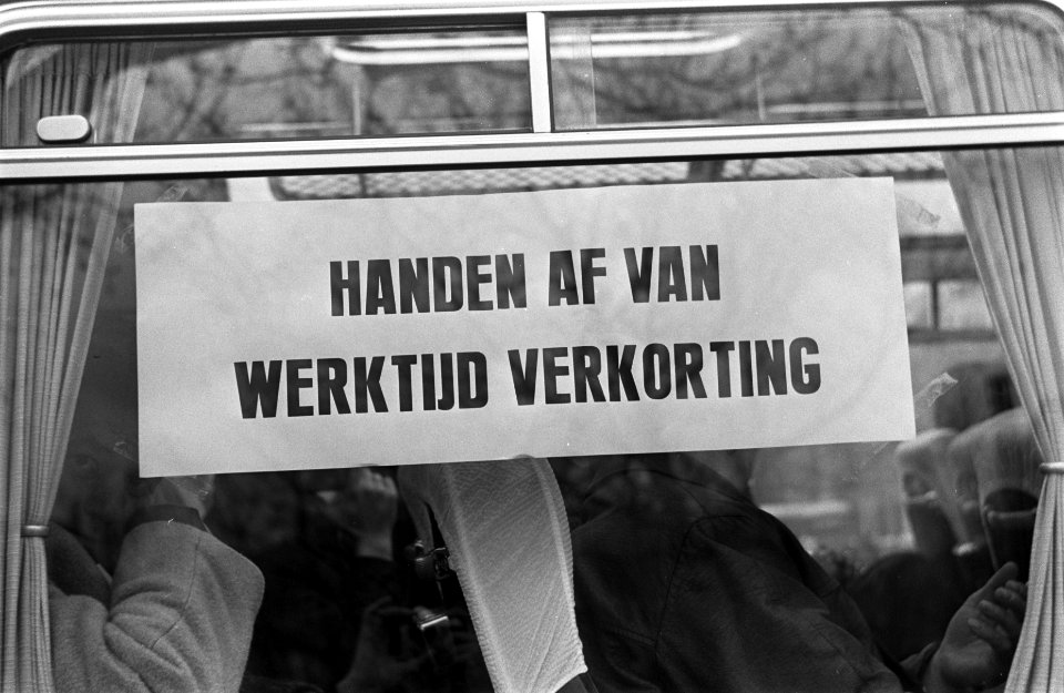 Amsterdamse bouwvakkers naar Den Haag om te demonstreren Ramen van bus volgeplak, Bestanddeelnr 921-2142