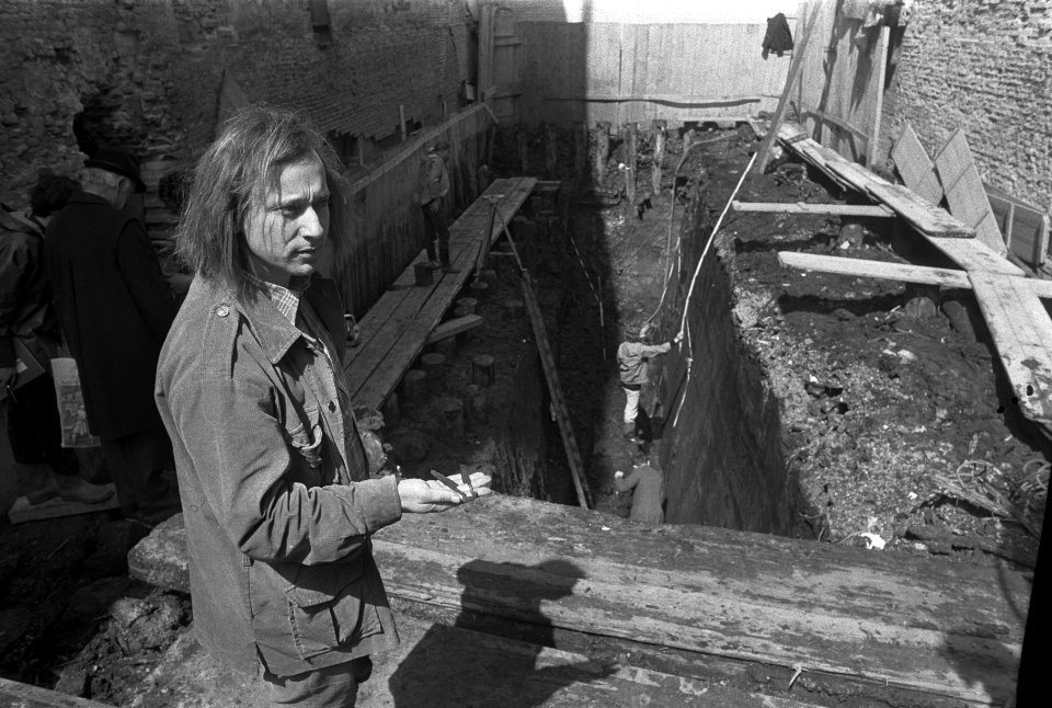 Amsterdams eerste stadsarcheoloog Jan Baart met gevonden schaar bij de bouwput, Bestanddeelnr 925-6885