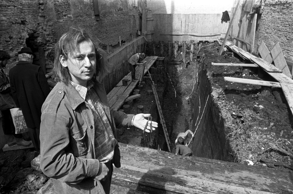 Amsterdams eerste stadsarcheoloog Jan Baart met gevonden schaar bij de bouwput, Bestanddeelnr 925-6880