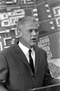 Amsterdam-Noord. Wethouder Volkshuisvesting mr. Elsenbur hield conferentie. Numm, Bestanddeelnr 920-8139