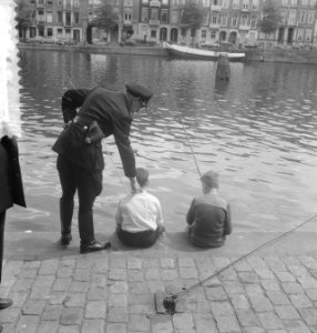 Amsterdamse jongens die niet op de opening van het visseizoen 1 juni as kunnen w, Bestanddeelnr 909-5826