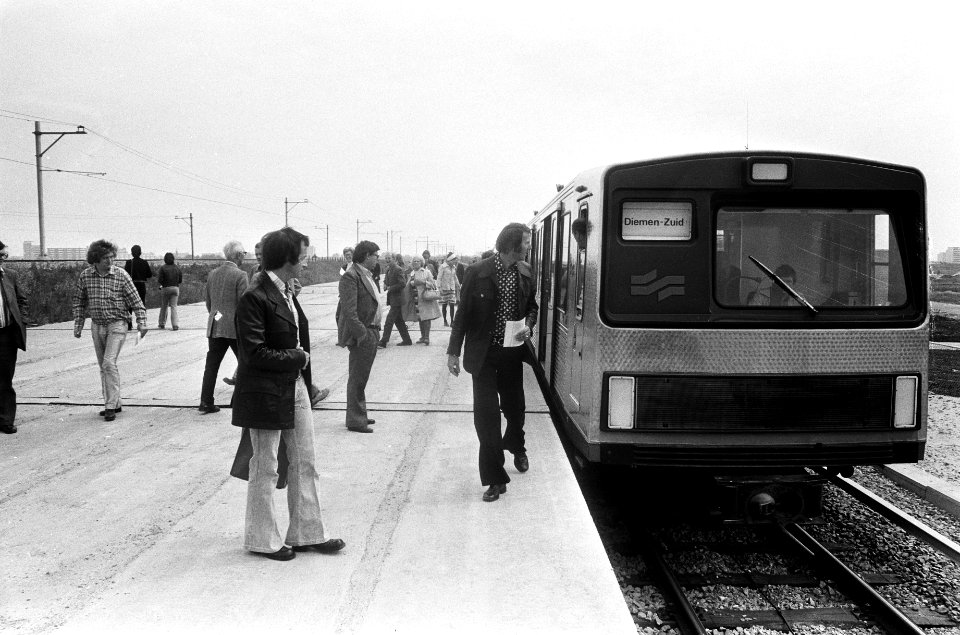 Amsterdammers maken een ritje met de metro in de Bijlmermeer reizigers bij het , Bestanddeelnr 927-9882