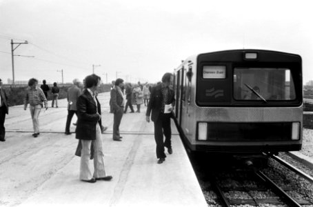 Amsterdammers maken een ritje met de metro in de Bijlmermeer reizigers bij het , Bestanddeelnr 927-9882