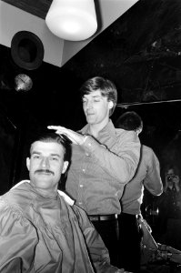 Amsterdamse kapper Christiaan knipt haar van Jeroen Krabbé in nieuwe stijl Ruud, Bestanddeelnr 927-8266
