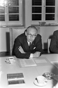 Amsterdamse begroting 1965, v.l.n.r. drs. J. Dekker , A. Heineman , wethouder mr, Bestanddeelnr 917-1752
