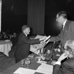 Amsterdamse persprijs 1963, burgemeester Van Hall overhandigt Evert Werkman de p, Bestanddeelnr 916-0492