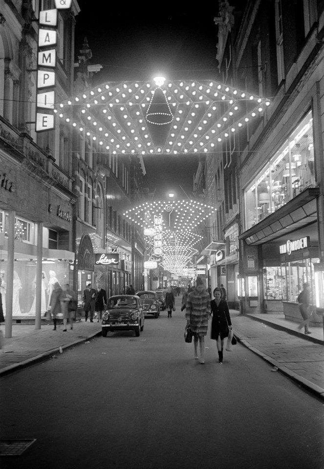 Amsterdamse binnenstad verlicht hier de Kalverstraat, Bestanddeelnr 921-8570