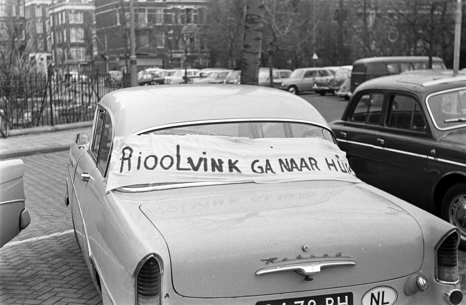 Amsterdamse bouwvakkers naar Den Haag om te demonstrere Leus op auto bouwvakker , Bestanddeelnr 921-2140