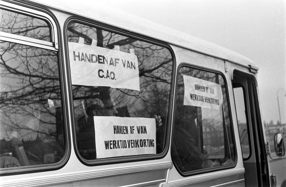 Amsterdamse bouwvakkers naar Den Haag om te demonstreren Ramen van bus volgeplak, Bestanddeelnr 921-2141