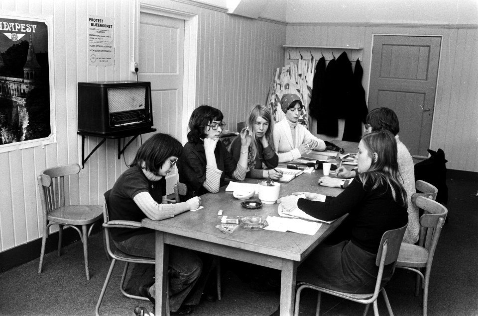 Amsterdamse actiecomite Werkloze vrouwen vergaderen in Amsterdam overzicht verg, Bestanddeelnr 927-8593