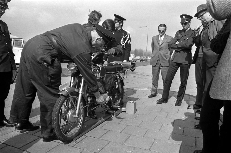 Amsterdamse politie test bromfietsen met zogenaamde curvometer, Bestanddeelnr 925-5203