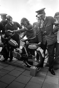 Amsterdamse politie test bromfietsen met zogenaamde curvometer, Bestanddeelnr 925-5201