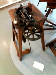 Amplepuis - Musée Barthélemy Thimonnier - Machine à coudre les bonnets (D 109)