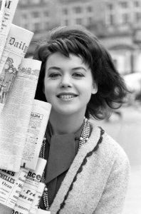 Amsterdams mannequin en fotomodel Brigitte van Kranenburg (met kranten) gaat rol, Bestanddeelnr 913-5564