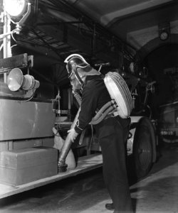 Amsterdamse brandweer. Brandweerman voorzien van masker en zuurstofcirculatie ap, Bestanddeelnr 901-4319