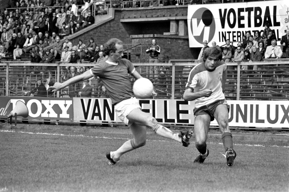 Amsterdam-middenvelder Heini Otto (r) zet de bal voor langs Den Haag-speler Oeki, Bestanddeelnr 929-1274