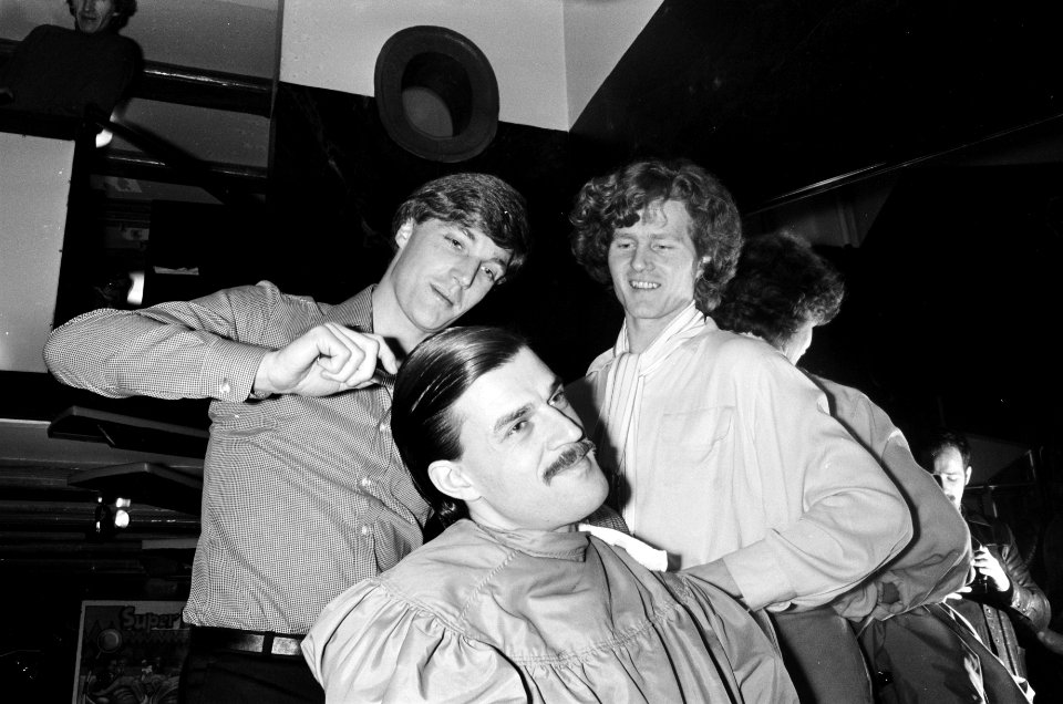 Amsterdamse kapper Christiaan knipt haar van Jeroen Krabbé in nieuwe stijl Ruud, Bestanddeelnr 927-8265
