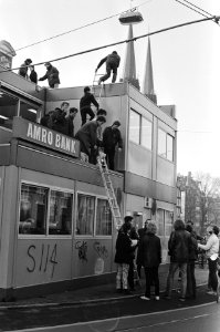 Amsterdammers tegen apartheid bezetten het dak van het noodgebouw van de Amroban, Bestanddeelnr 933-1738