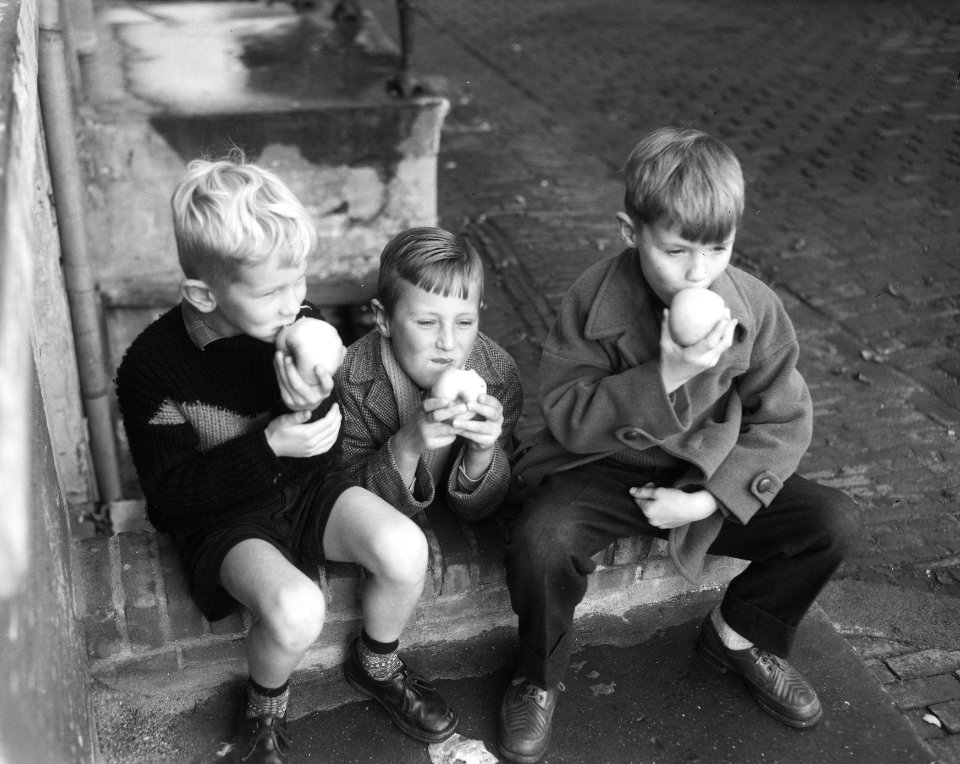 Amsterdamse jongens eten zure appels tegen de A-griep, Bestanddeelnr 908-9966